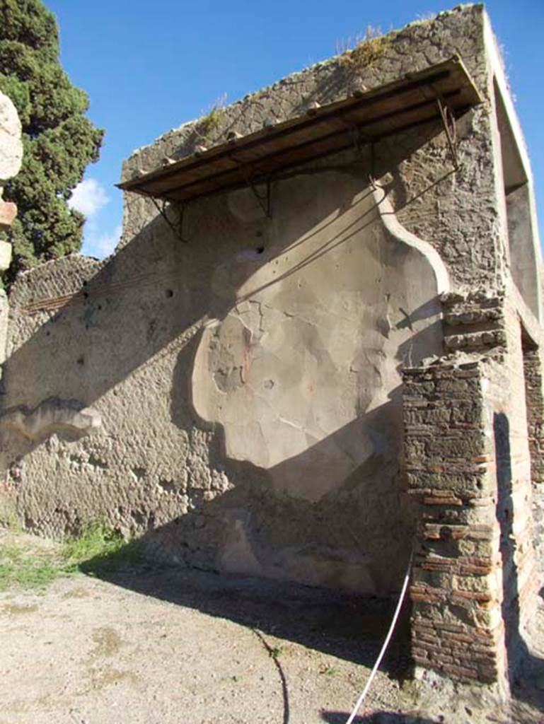 II.2 Herculaneum, September 2015. Looking towards east wall of rectangular exedra.
Photo courtesy of Michael Binns.